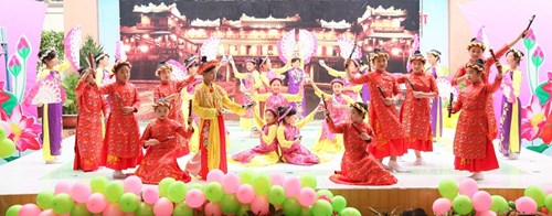 Liên hoan âm nhạc dân tộc và triển lãm sản phẩm dạy học  Mĩ thuật theo phương pháp Đan Mạch cấp tiểu học năm học 2016 - 2017
